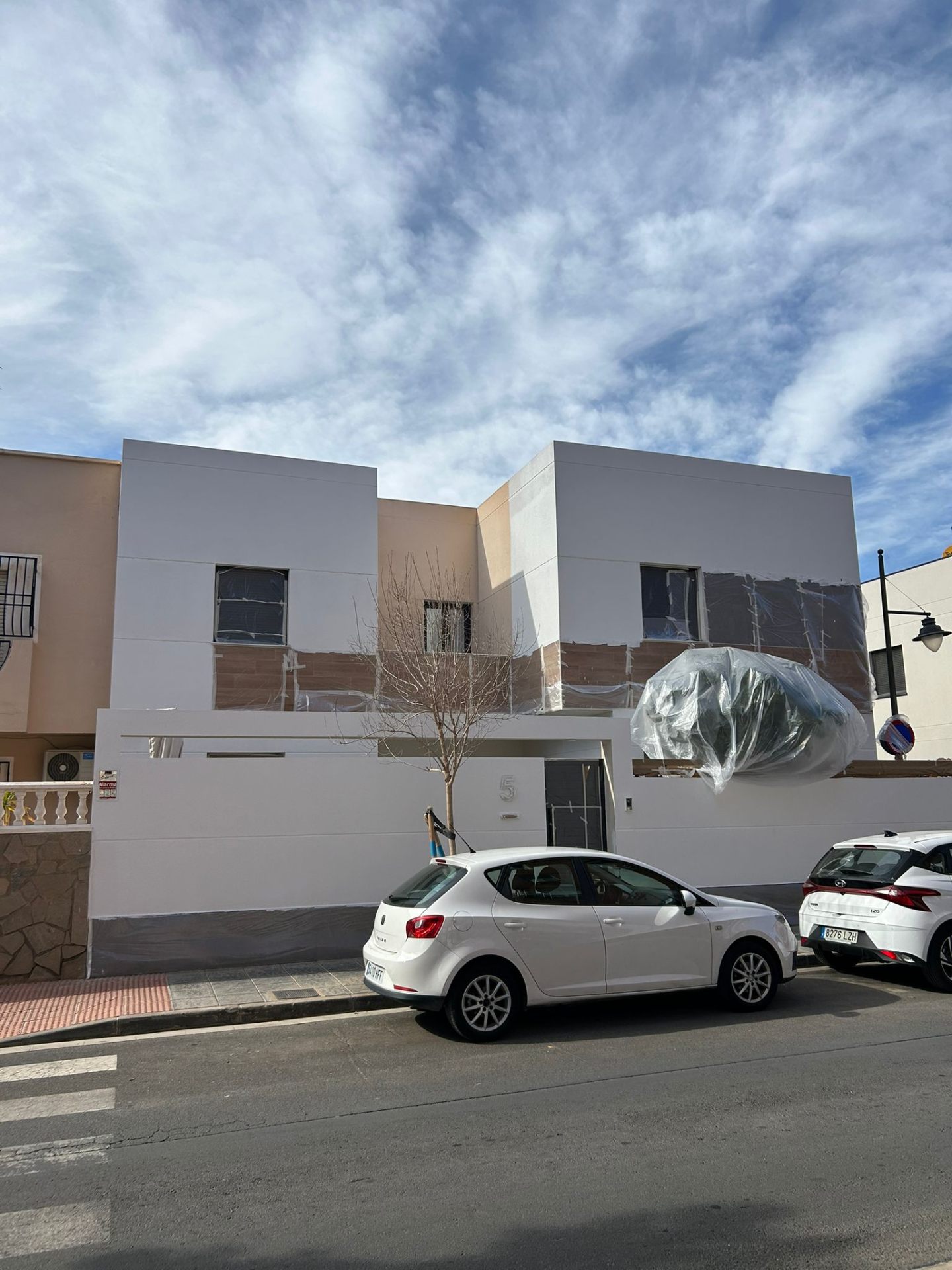 Fachada protegida durante un proyecto de Tommy Pintores en Almería