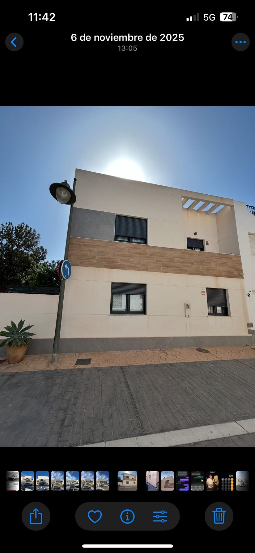 Fachada de edificio con acabados de contraste en Almería capital