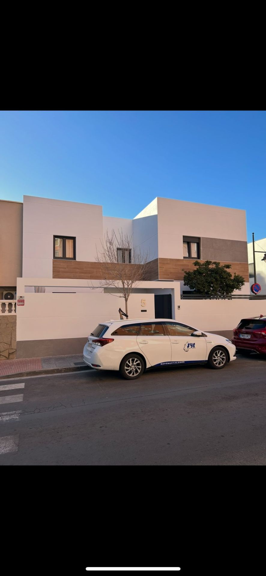 Fachada residencial premium terminada en Retamar, Almería